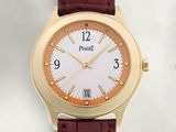 gros plan d'une montre-bracelet avec un bracelet rouge