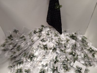 une pile de sacs de fleurs et une cravate accrochée au mur