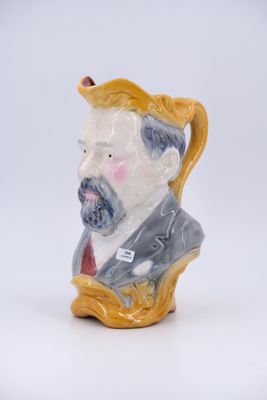 une figurine en céramique représentant un homme barbu