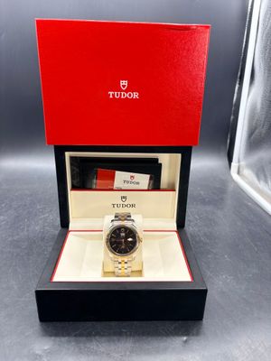 gros plan d'une montre dans une boîte sur une table