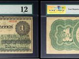 Deux types différents de billets de banque sont exposés dans une vitrine.