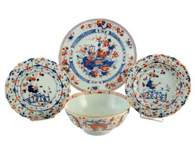 quatre pièces de vaisselle en porcelaine bleue et blanche (assiettes et bols) ornées de motifs floraux