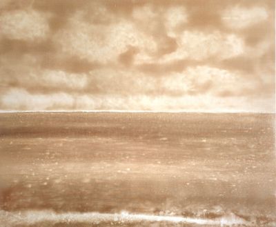 une photo sépia représentant une personne sur une planche de surf dans l'océan