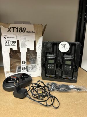 deux talkies-walkies et un chargeur sur la table