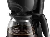 gros plan d'une cafetière sur fond blanc