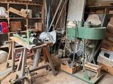 un garage rempli de bois et d'outils