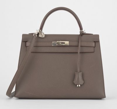 un sac à main en cuir gris sur fond blanc