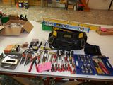 une table sur laquelle se trouvent de nombreux outils et un sac posé dessus