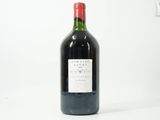une bouteille de vin posée sur une table