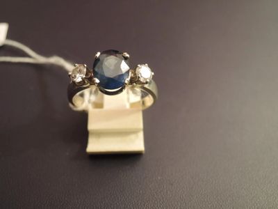 une image représentant une bague sertie d'une pierre bleue