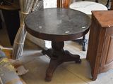 une petite table avec un plateau en marbre dans une pièce