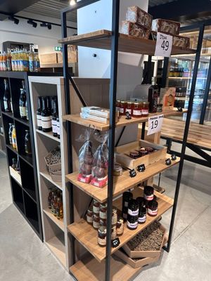 une étagère sur laquelle sont disposées diverses bouteilles de vin dans un magasin