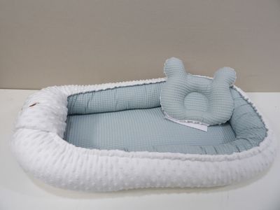 un panier pour chien sur lequel est posé un doudou