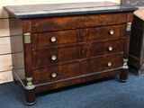 une commode en bois avec un plateau en marbre
