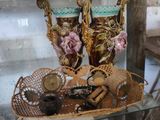 deux vases posés sur une étagère en verre