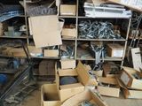 de nombreuses boîtes contenant des objets divers dans une pièce