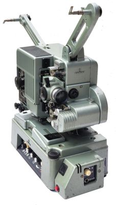 un vieux projecteur de cinéma posé sur une table