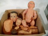 une boîte en carton contenant un groupe de poupées
