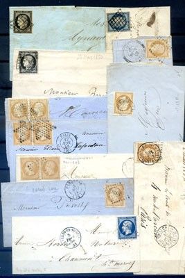 Il y a de nombreux types de timbres différents sur cette feuille de papier.