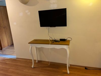 une petite table sur laquelle est posée une télévision, dans une pièce