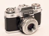 a black and white photo of a camera with a lens on it
