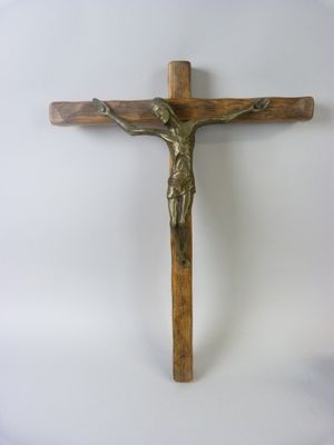 crucifix en bois avec jésus sur la croix sur fond blanc