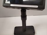 un gros plan d'une tablette posée sur un support, sur une table