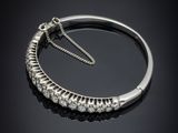 un bracelet rigide en or blanc et diamants