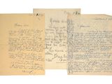 trois vieux papiers couverts d'écriture manuscrite, empilés les uns sur les autres