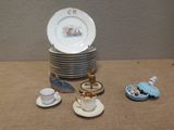 beaucoup d'assiettes et de tasses sur une table