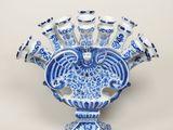 un vase bleu et blanc orné d'un paon
