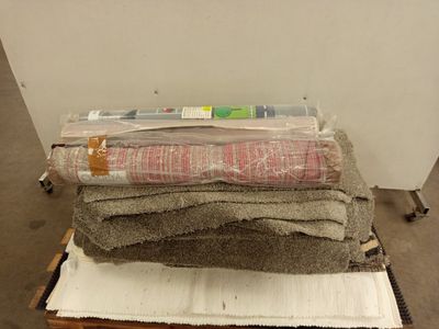 une pile de serviettes posée sur une table en bois