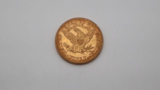 Une pièce de monnaie en or à valeur faciale de cinq dollars USA L...