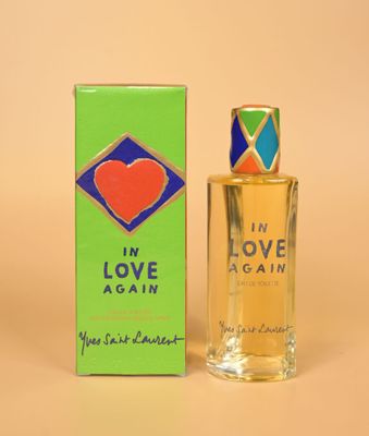 une image représentant un flacon de parfum « Love Again » à côté d'une boîte