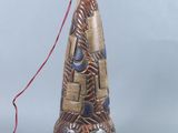 un vase marron auquel est attachée une ficelle rouge