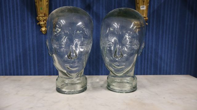 Paire de têtes à chapeau ou marottes anthropomorphes en verre mou...