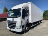 un camion blanc garé dans un parking