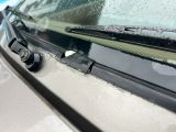un gros plan sur le pare-brise d'une voiture recouvert d'eau