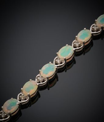 un bracelet en oplite et diamants