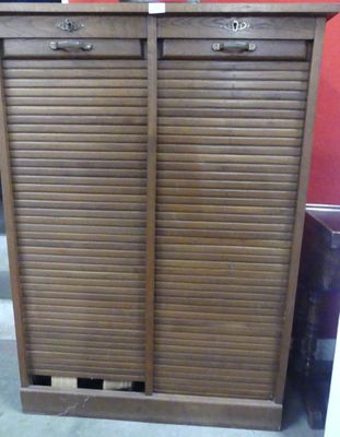une armoire en bois dotée de deux portes