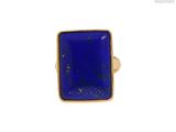 une image représentant une bague en or sertie d'un lapis-lazuli
