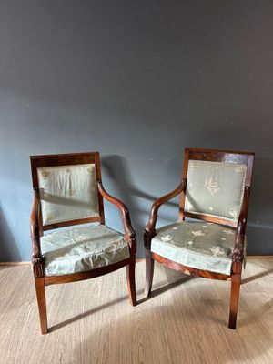 Paire de fauteuils en acajou, accotoirs à motifs de dauphin,…