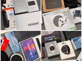 de nombreuses photos différentes montrant divers appareils électroniques posés sur la table
