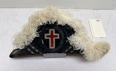 un chapeau blanc orné d'une croix rouge sur le dessus