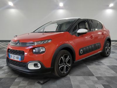une citrole rouge garee sur un plancher en damier dans un garage