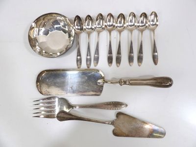 beaucoup de cuillères et de fourchettes en argent sur une assiette blanche
