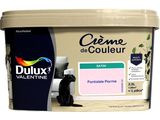 un gros plan sur un pot de peinture sur lequel figure un chat