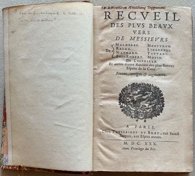un livre ouvert sur lequel est posée l'image d'un lion