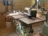 une photo d'un atelier de menuiserie équipée d'une scie à table