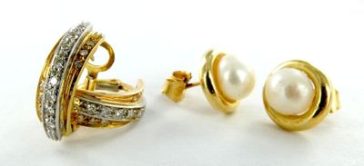 un gros plan sur une paire de boucles d'oreilles ornées de perles et de diamants
